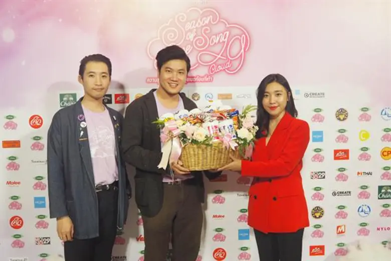 นางสาว อลิสษา ทองขาว (ขวา) ผู้จัดการฝ่ายก...