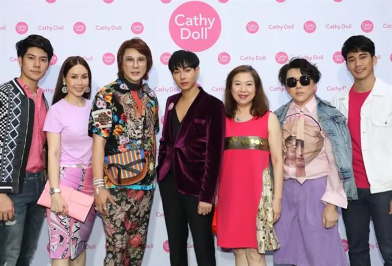 จุดพลุฉลองความแรง “เคที่ดอลล์” ยืนหนึ่งวงการเมคอัพคว้าซุปตาร์ห้างแตก “เป๊ก-ผลิตโชค” พรีเซนเตอร์คนใหม่ล่าสุดของแบรนด์ Cathy Doll “Cathy Doll Magic Dolly Face Two way Cake Powder”