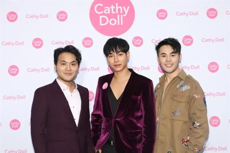 จุดพลุฉลองความแรง “เคที่ดอลล์” ยืนหนึ่งวงการเมคอัพคว้าซุปตาร์ห้างแตก “เป๊ก-ผลิตโชค” พรีเซนเตอร์คนใหม่ล่าสุดของแบรนด์ Cathy Doll “Cathy Doll Magic Dolly Face Two way Cake Powder”
