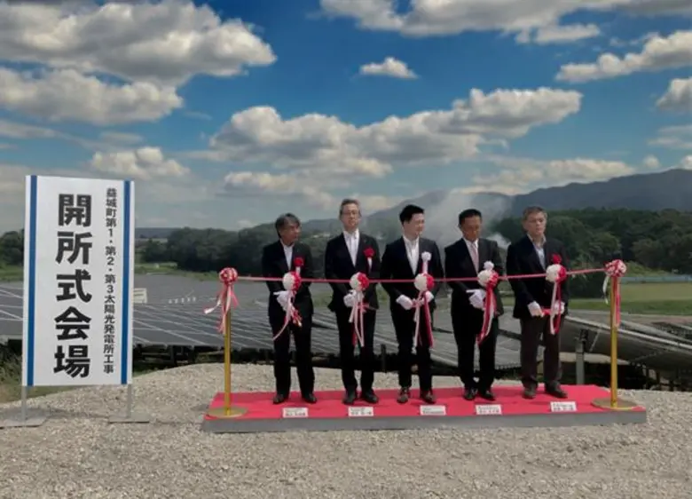 คุณวรุตม์ ธรรมาวรานุคุปต์ (กลาง) ประธานเจ...