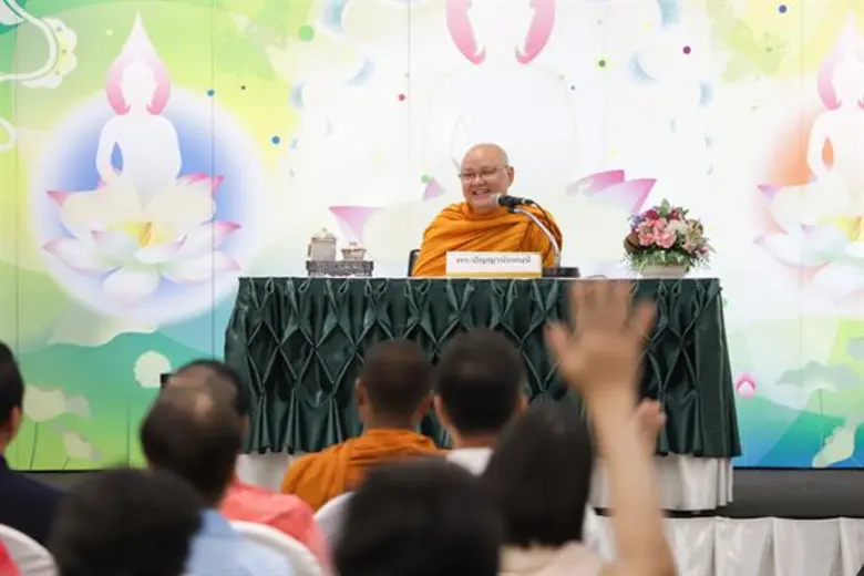 "ยิ้มเถอะนะหัวใจอย่าได้บึ้ง ยิ้มให้ซึ้งตร...