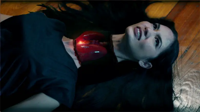 “น้ำตาล” หวิดได้เลือด ฉากถอดหัว ซ้ำหนัก อ้วกพุ่ง!!! กินไส้จริง