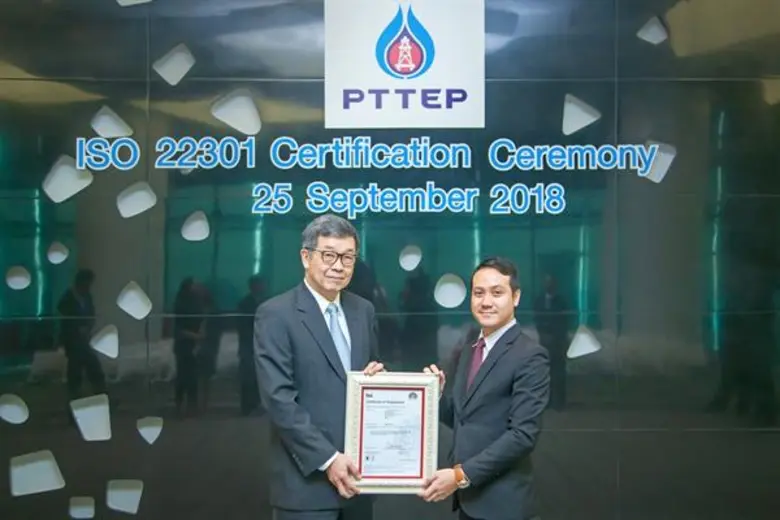 นายสมพร ว่องวุฒิพรชัย (ซ้าย) ประธานเจ้าหน...