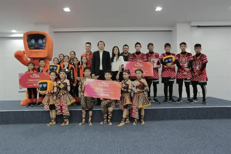 นายณรงค์ศักดิ์ เลิศทรัพย์ทวี (ใส่สูท) กรร...