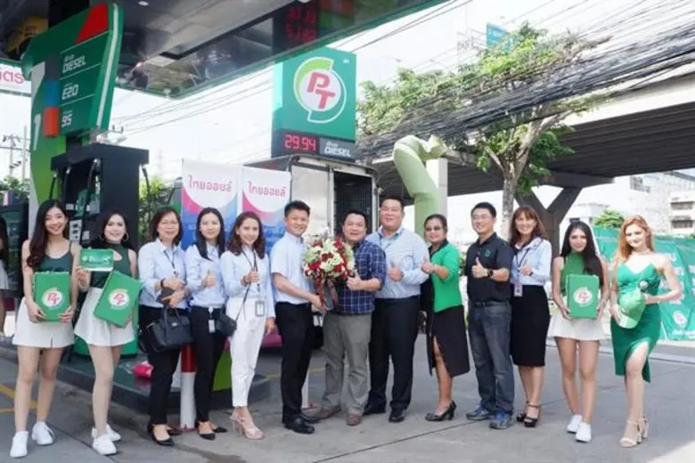 นายวิทยา คุณาวิชยานนท์ (คนที่ 6 จากขวา) ผ...