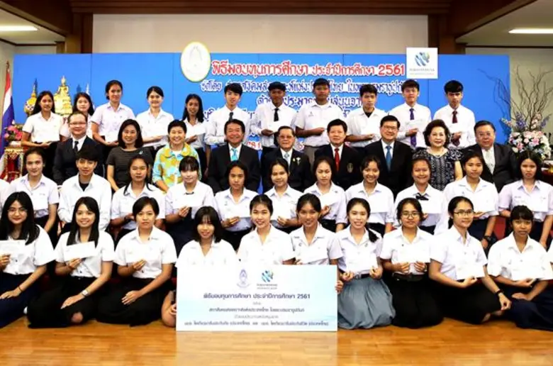 นายฮิโระโนะริ คิริว (แถวนั่ง ที่4จากซ้าย)...