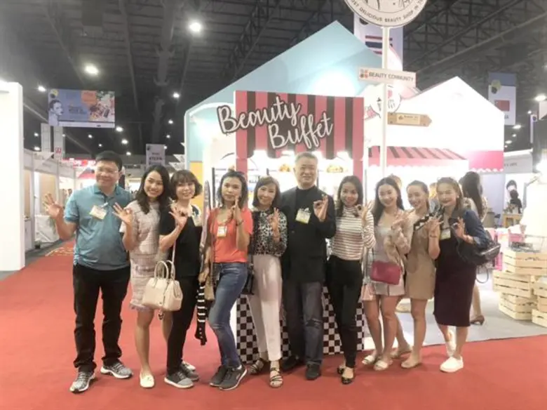 ดร.พีระพงษ์ กิติเวชโภคาวัฒน์ (กลาง) รองปร...