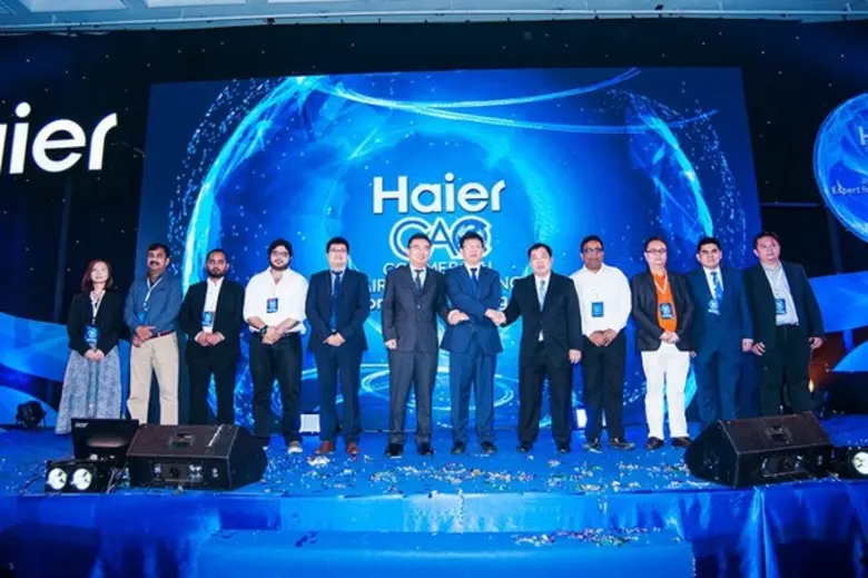 มร. จาง เจิ้งฮุ้ย (ลำดับที่ 6 จากซ้าย) ปร...