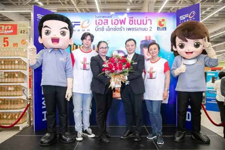 พีช – พชร ควงคู่ เจนนิเฟอร์ คิ้ม ร่วมอวดโฉม เอส เอฟ สาขาใหม่ แฟนคลับแห่กรี๊ดห้างแตก!!