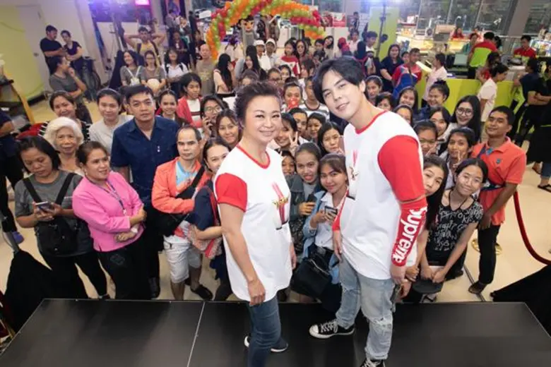 พีช – พชร ควงคู่ เจนนิเฟอร์ คิ้ม ร่วมอวดโฉม เอส เอฟ สาขาใหม่ แฟนคลับแห่กรี๊ดห้างแตก!!