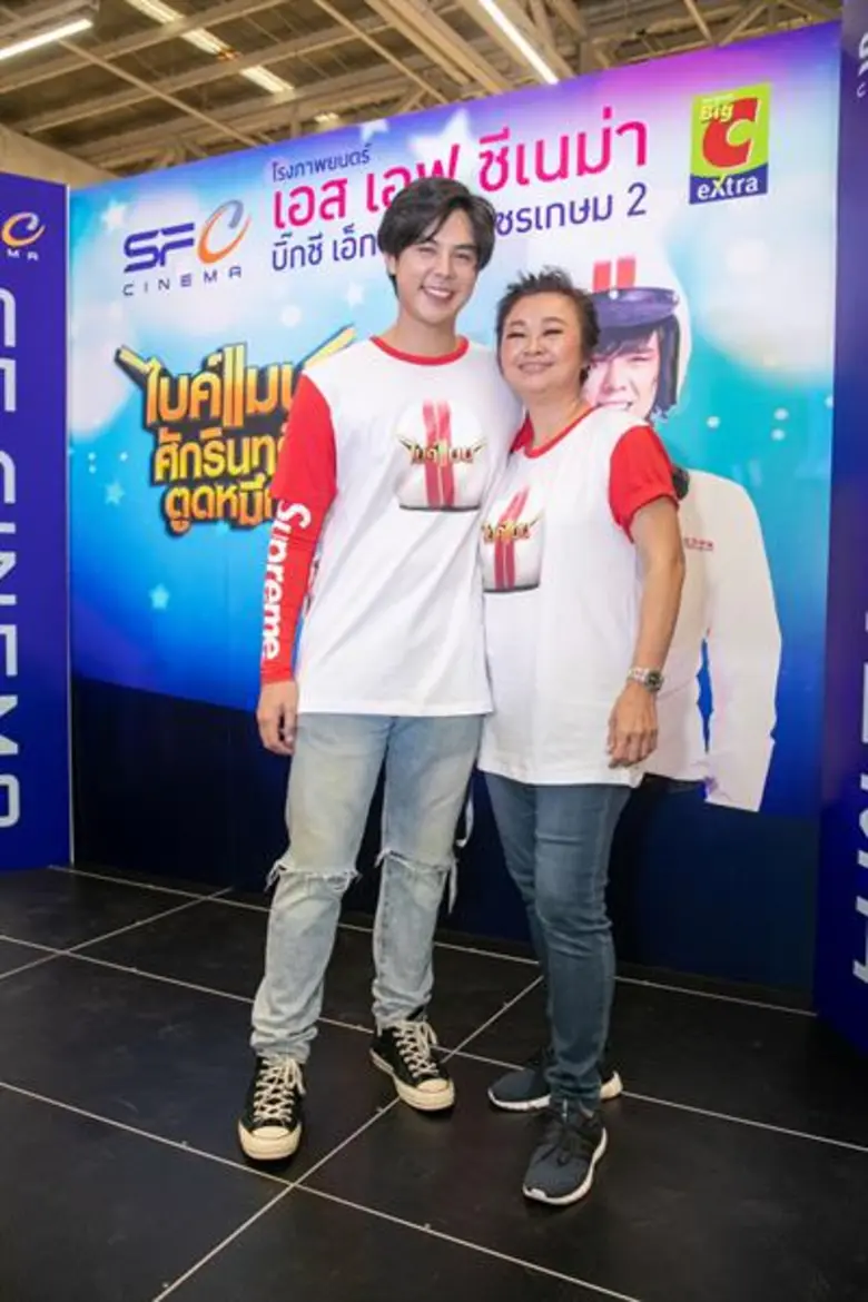 พีช – พชร ควงคู่ เจนนิเฟอร์ คิ้ม ร่วมอวดโฉม เอส เอฟ สาขาใหม่ แฟนคลับแห่กรี๊ดห้างแตก!!