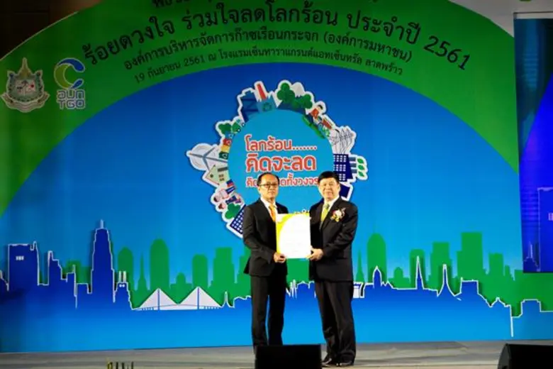 นายอนันท์ โรจนเมธินทร์ (ซ้าย) ผู้อำนวยการ...