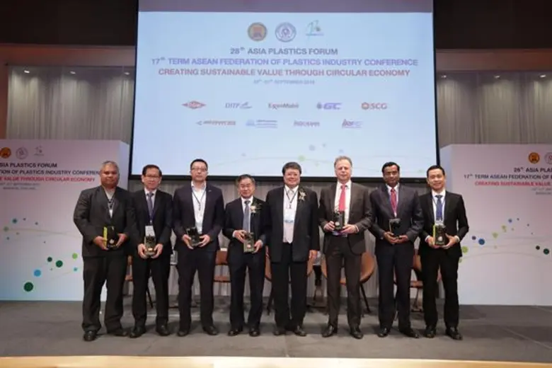 ดาว นำโดย ดร. ฮัน จาง (ที่สามจากซ้าย) ผู้...