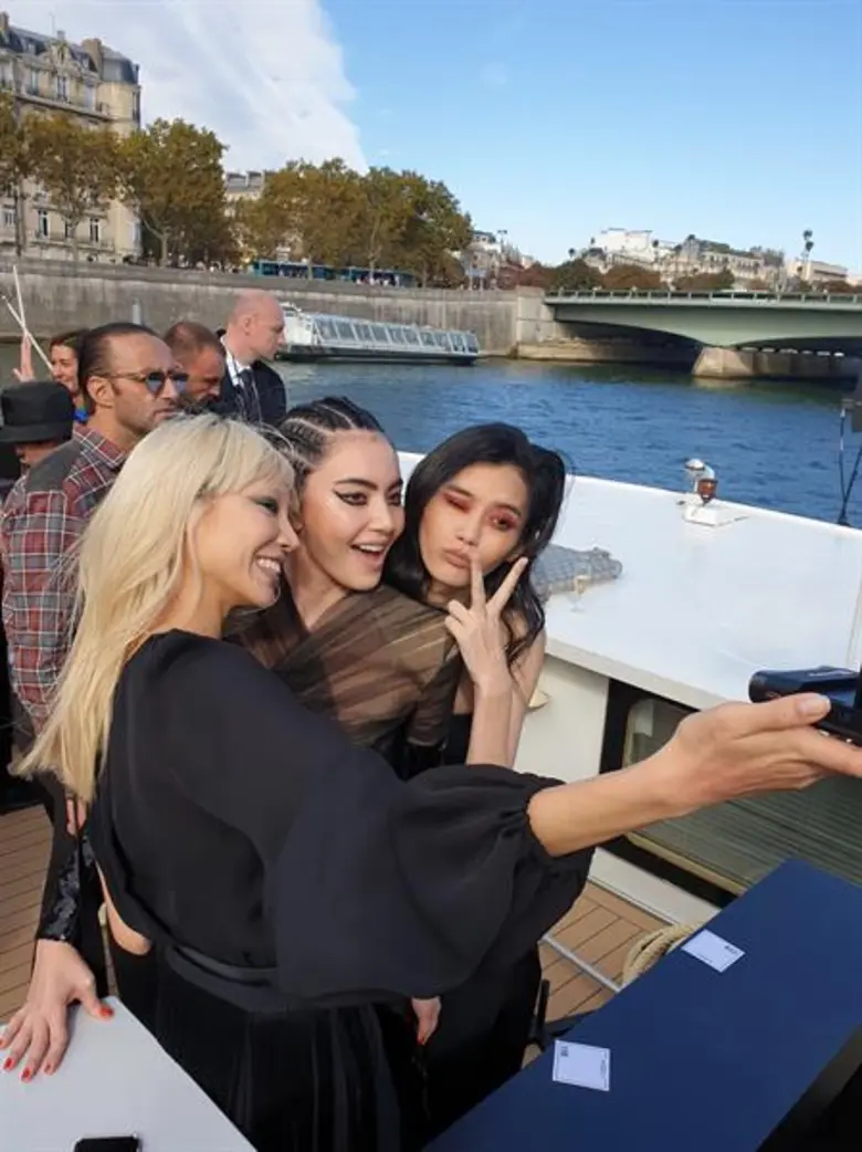 สวยเฉี่ยวขั้นสุด ใหม่ ดาวิกา ตัวแทนสาวไทยหนึ่งเดียวจาก L’Oreal Paris ประเทศไทย ปิดฉาก Runway กับการเดินแบบบนแม่น้ำ Seine ณ กรุงปารีส ในโชว์ชุด Balmain