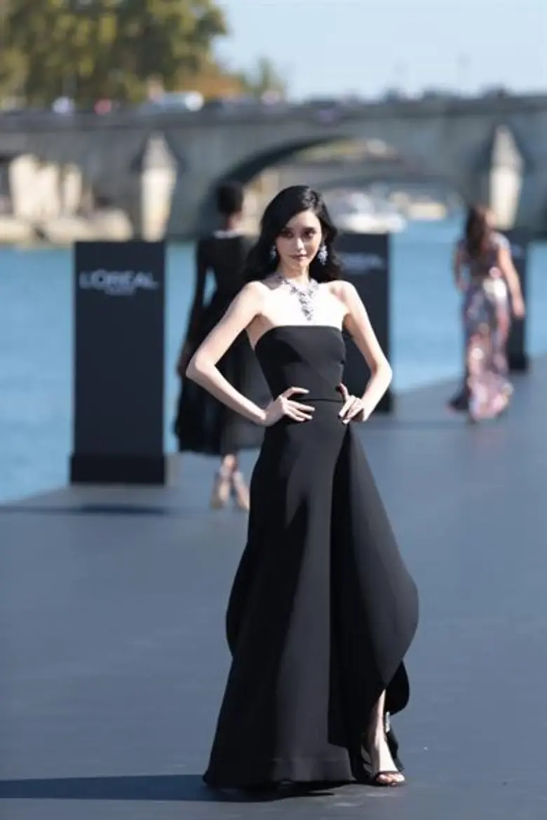 สวยเฉี่ยวขั้นสุด ใหม่ ดาวิกา ตัวแทนสาวไทยหนึ่งเดียวจาก L’Oreal Paris ประเทศไทย ปิดฉาก Runway กับการเดินแบบบนแม่น้ำ Seine ณ กรุงปารีส ในโชว์ชุด Balmain