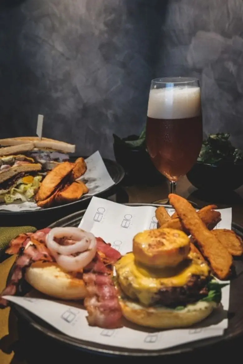 22 สเต็ปส์ คราฟท์ เฮ้าส์ โรงแรม โฮเต็ล อิ...