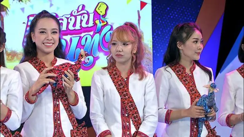 ทีวีไกด์: รายการ “เฮสนั่น ลั่นทุ่ง” ยกเวทีให้กับ ศิลปินเกิร์ลกรุ๊ปแห่งจังหวัดกาฬสินธุ์ วง “แพรวา จีจี้” มาพร้อมเพลงโปรเจคพิเศษ “ก้าวไปพร้อมคุณ