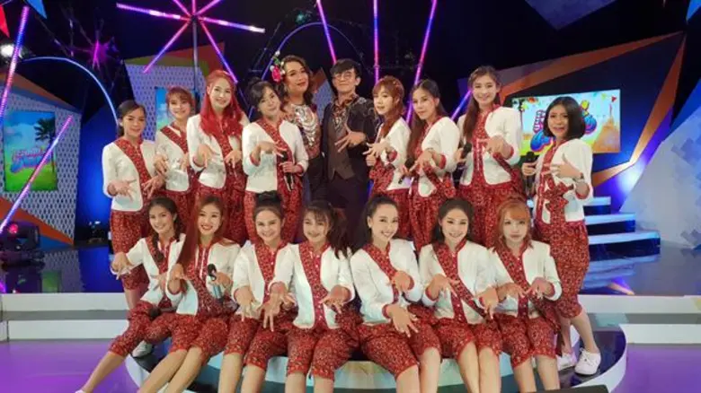 ทีวีไกด์: รายการ “เฮสนั่น ลั่นทุ่ง” ยกเวทีให้กับ ศิลปินเกิร์ลกรุ๊ปแห่งจังหวัดกาฬสินธุ์ วง “แพรวา จีจี้” มาพร้อมเพลงโปรเจคพิเศษ “ก้าวไปพร้อมคุณ