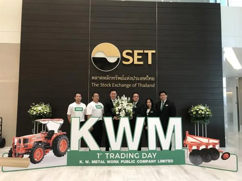 นายชนะชัย จุลจิราภรณ์ (กลางซ้าย) ประธานเจ...