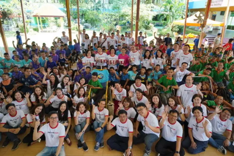 เคเอฟซีจัดกิจกรรมสันทนาการและมอบไก่ทอดเคเ...