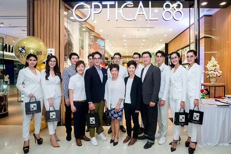 ดร.เอมิลี่ ชอย (Dr.Emily P.Y. Choy) (แถวห...