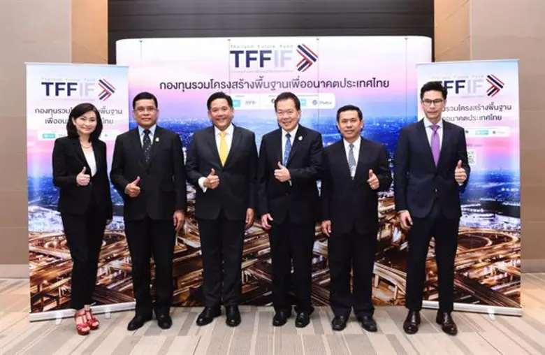 นายประภาศ คงเอียด (ที่ 2 จากซ้าย ) ผู้อำน...