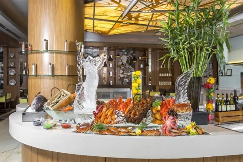 อิ่มอร่อยไม่อั้น 6 ชั่วโมงเต็ม กับ ลักซ์ชัวรี่ เลซี่ ลันช์ ความสุขทุกวันเสาร์ กับขบวนบุฟเฟ่ต์ซีฟู้ดและอาหารนานาชาติ ณ ห้องอาหารจตุจักร คาเฟ่ โรงแรมเซ็นทาราแกรนด์ เซ็นทรัลพลาซา ลาดพร้าว กรุงเทพฯ