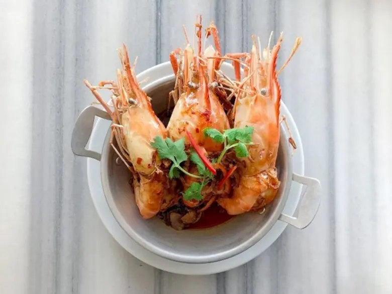 กุ้งทอดราดซอสมะขาม ความอร่อยจากกุ้งที่กรอ...