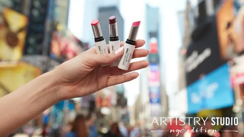 สาดสีสันสะท้อนตัวตนของสาวแพสชั่นนิสต้า ด้วยแรงบันดาลใจจากมหานครนิวยอร์ก เมืองแห่งแสงไฟที่ไม่เคยหลับใหลกับ “ARTISTRY STUDIO NYC EDITION”