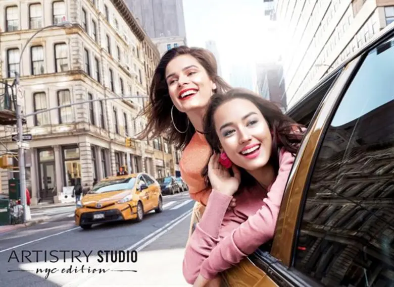 สาดสีสันสะท้อนตัวตนของสาวแพสชั่นนิสต้า ด้วยแรงบันดาลใจจากมหานครนิวยอร์ก เมืองแห่งแสงไฟที่ไม่เคยหลับใหลกับ “ARTISTRY STUDIO NYC EDITION”