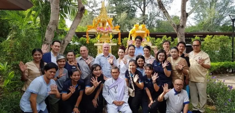 มร. บรูซ ดูปุยส์ ผู้จัดการทั่วไป โรงแรมเช...