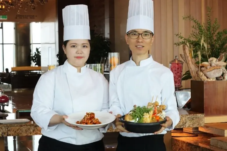 สองเชฟรับเชิญบินลัดฟ้าจากโรงแรมเชอราตัน โ...