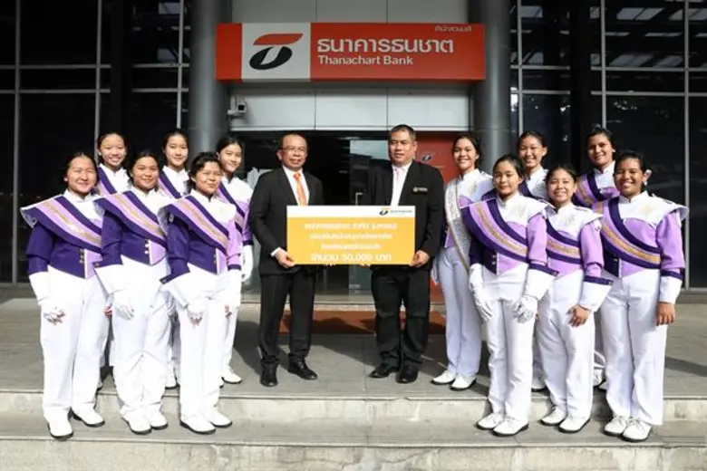 นายเกรียงไกร ภูริวิทย์วัฒนา (ซ้าย) ผู้ช่ว...