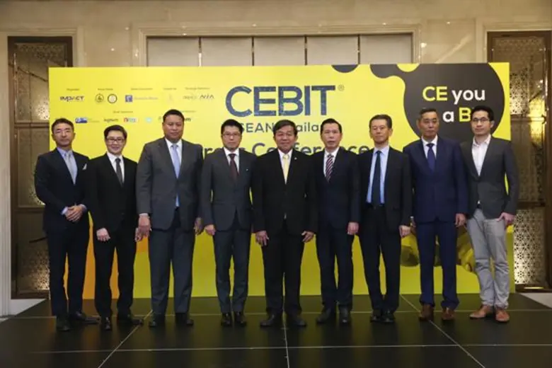 รศ.นพ.สรนิต ศิลธรรม (กลาง) ปลัดกระทรวงวิท...