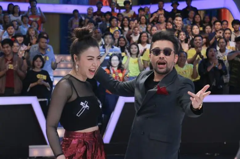 เปย์หนักมาก! “ซานิ” ประกบคู่ “น้าเน็ก” แจกอย่างบ้าคลั่ง