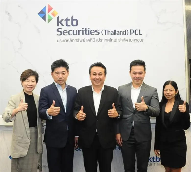 คุณจตุรงค์ ศรีกุลเรืองโรจน์ (กลาง) ประธาน...