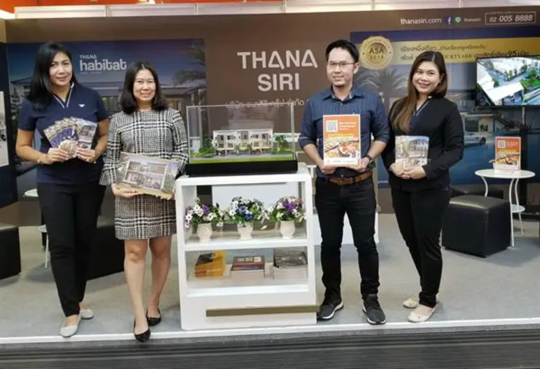 นางสาวอัคชัญญา กล่อมมานพ (ที่ 2 จากซ้าย) รองผู้อำนว...