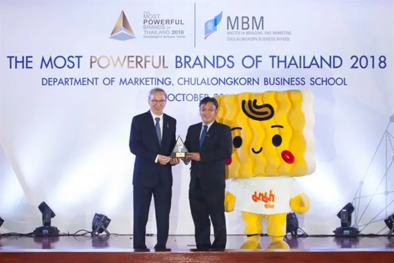 นายธนพัฒน์ โรจนไพบูลย์ (ขวา) ผู้จัดการกลุ...