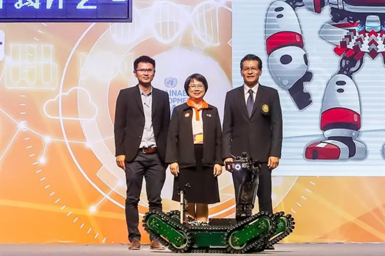 เมื่อเร็ว ๆ นี้ นางกรรณิการ์ เฉิน (คนกลาง) ผู้อำนวย...