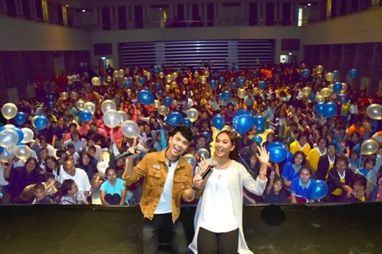 “เอิ้นขวัญ – เน็ค ร่วมเลี้ยงอาหารกลางวันเด็กพิการ ในกิจกรรม 'ทุกความสุข ยิ่งใหญ่เสมอ เพื่อน้องคนพิเศษ ปี 5”