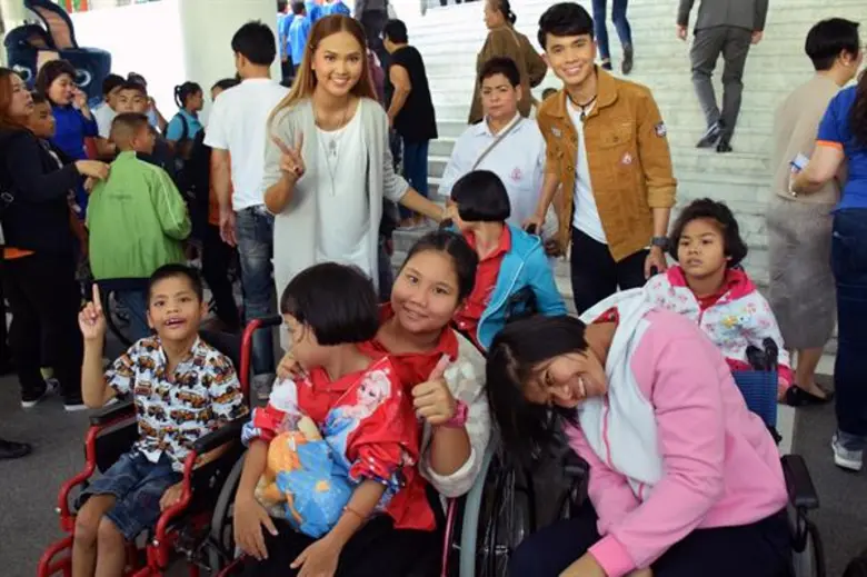 “เอิ้นขวัญ – เน็ค ร่วมเลี้ยงอาหารกลางวันเด็กพิการ ในกิจกรรม 'ทุกความสุข ยิ่งใหญ่เสมอ เพื่อน้องคนพิเศษ ปี 5”