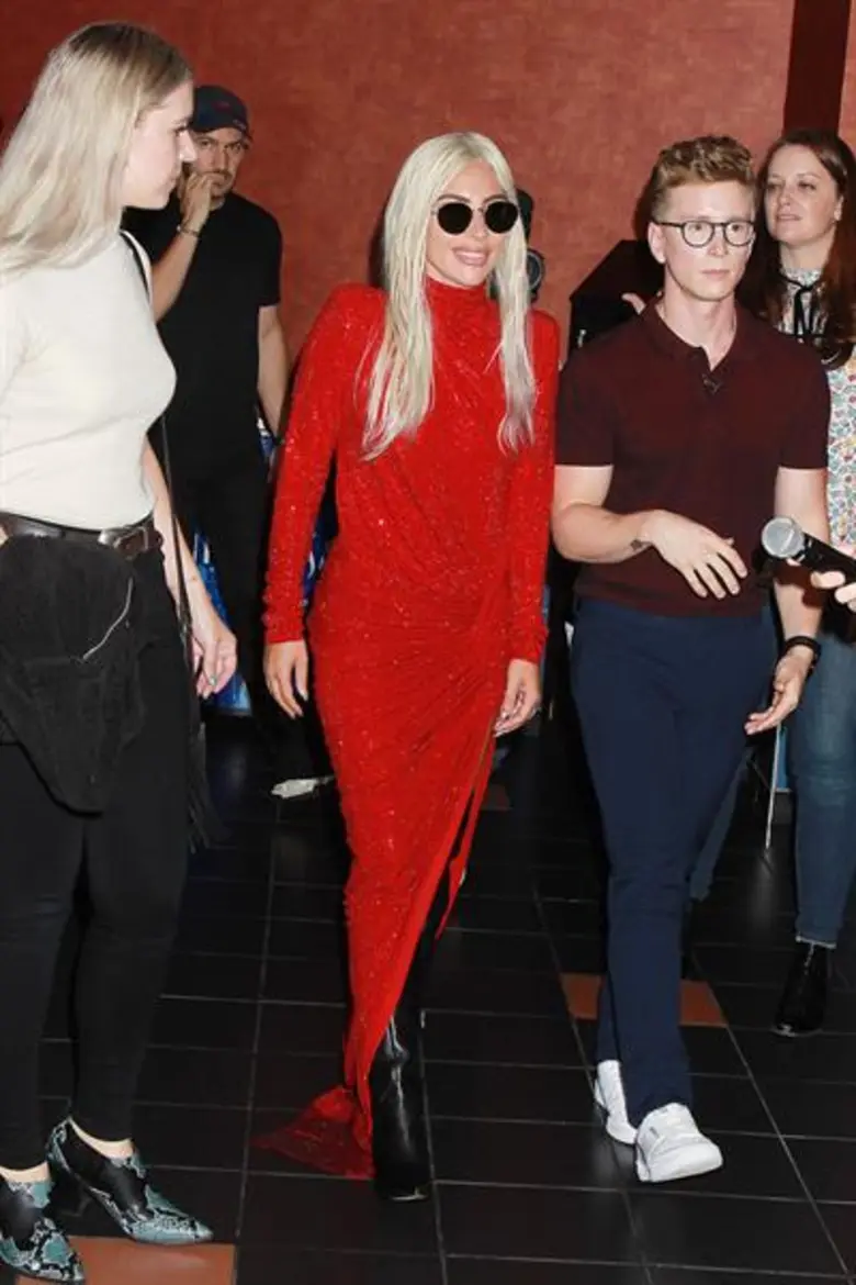 จัดให้ชุดใหญ่ ใครจะไม่กรี๊ด!! เลดี้ กาก้า โผล่เซอร์ไพรส์แฟนหนัง A Star is Born ฟินกันทั้งโรงภาพยนตร์