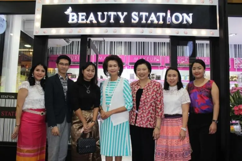 คุณทิพาภรณ์ โชควัฒนา (คนที่ 4 จากขวา) ประ...