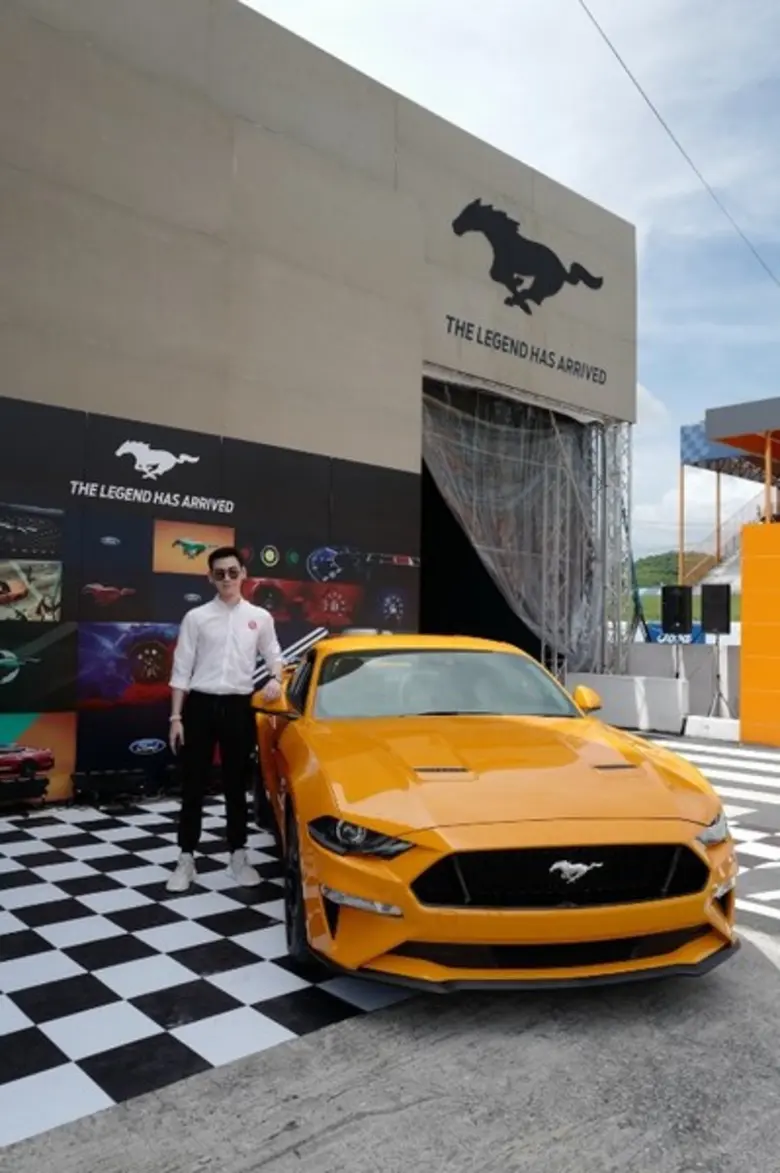 คุณอชิรญา และคุณกิตติ ผู้บริหารฟอร์ด หลักสี่-รามอินทรา ร่วมทดสอบสมรรถนะด้วยตัวเอง กับการเปิดตัว “ฟอร์ด มัสแตง” ณ สนามพีระเซอร์กิต พัทยา จังหวัดชลบุรี