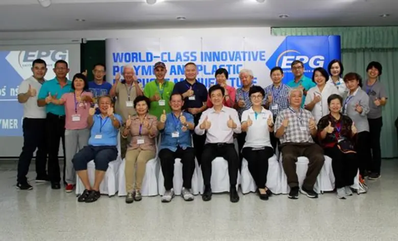 รศ.ดร.เฉลียว วิทูรปกรณ์ (กลาง) รองประธานเ...