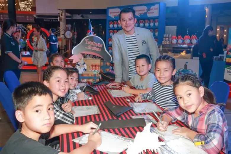 ลุงกัน-สิทธิโชค เปล่งพานิช ควง หลานเรย์-ศิรวิชญ์ เปล่งพานิช ชวนครอบครัวเซเลบชื่อดังบุกตะลุยความสนุกในงาน “Major Cineplex presents Pirate Kingdom ผจญภัยเกาะมหาสมบัติ” 5-7 ตุลาคม 2561 ณ ลานเมกาพลาซ่า ศูนย์การค้าเมกาบางนา