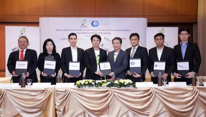 ดร.สันติสุข โฆษิอาภานันท์ (ที่ 4 จากขวา) ...