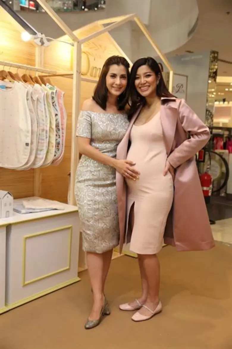 3 คุณแม่ “เอมมี่ - เมย์ - เปิ้ล” ร่วมแชร์ประสบการณ์คุณแม่มือเก๋า-ว่าที่คุณแม่มือใหม่ฉลองเปิด “ดีมัวร์ ป๊อปอัพ สโตร์ แอท พารากอน”