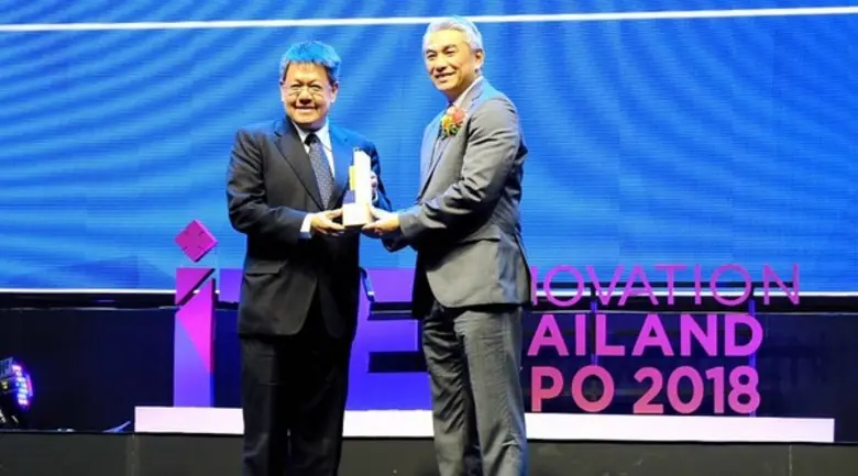 นายธรณ์ ประจักษ์ธรรม (ซ้าย) กรรมการผู้จัด...