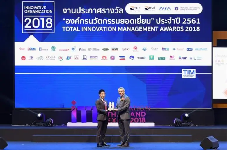 นายณัฐนัย อนันตรัมพร (ซ้าย) กรรมการผู้จัด...